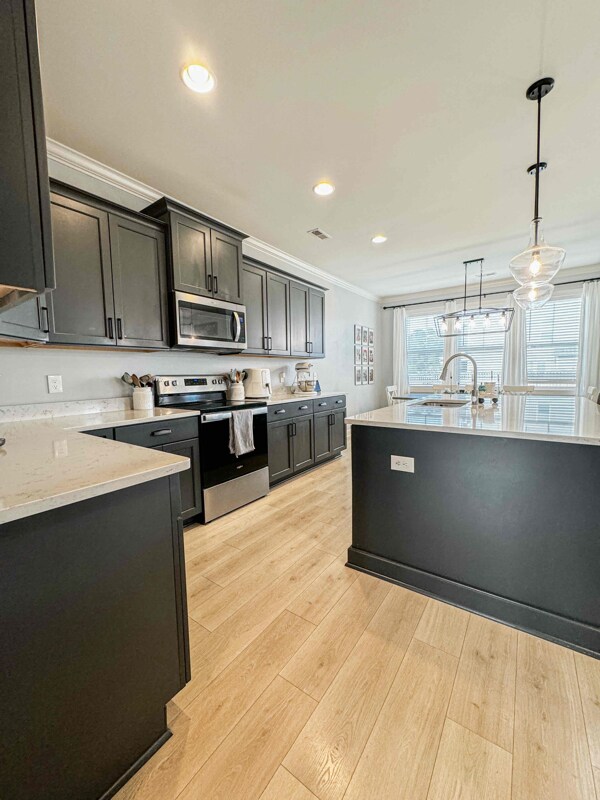 Building Photo - 213 Grandview Dr