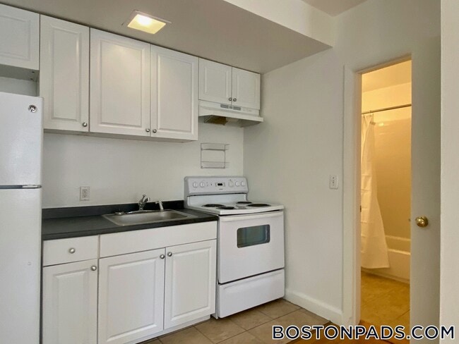 Building Photo - 529 Beacon St