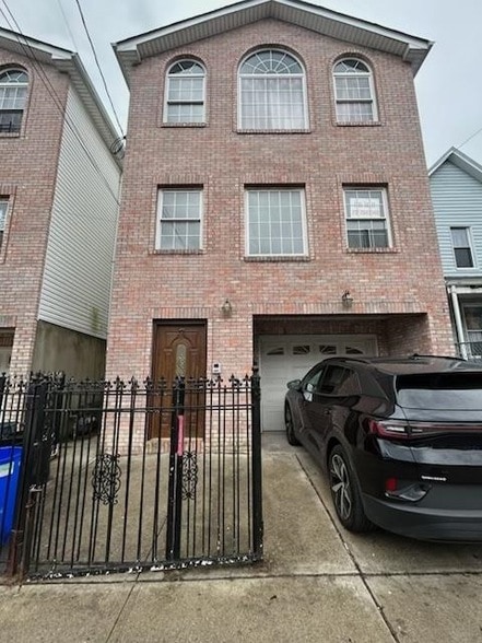 Photo - 29 Stegman St House