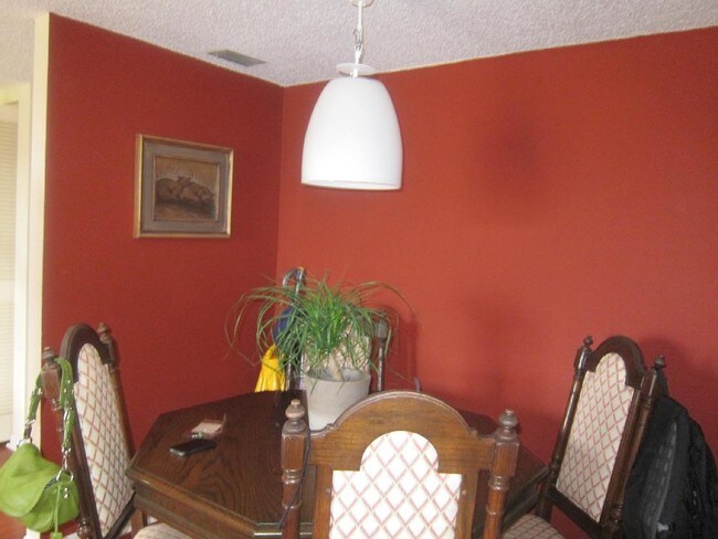 Building Photo - 13612 S Village Dr