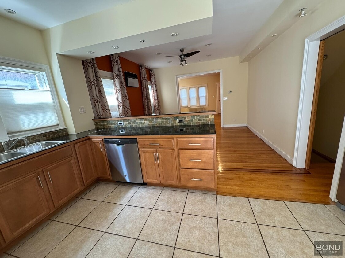 Foto principal - 68-27 Alderton St