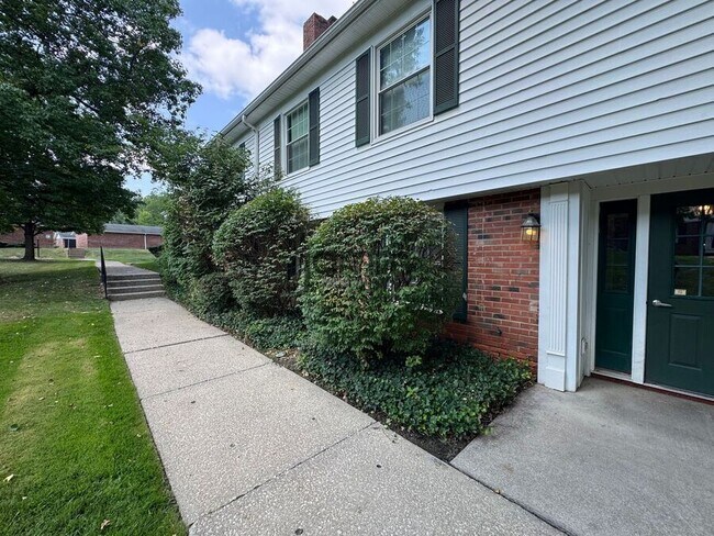 Foto del edificio - 7025 Carriage Hill Dr