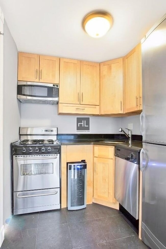 Building Photo - Hudson Street