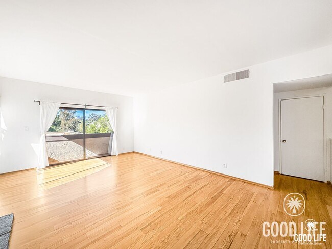 Foto del edificio - Spacious 4Bd/3Ba Townhome near SDSU Available Now!