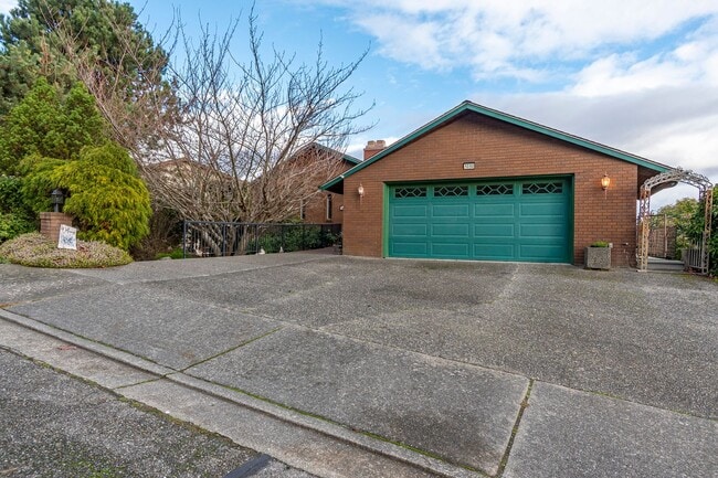 Building Photo - 3 Bedroom 2.5 bathroom spacious home with views of marina and downtown Oak Harbor