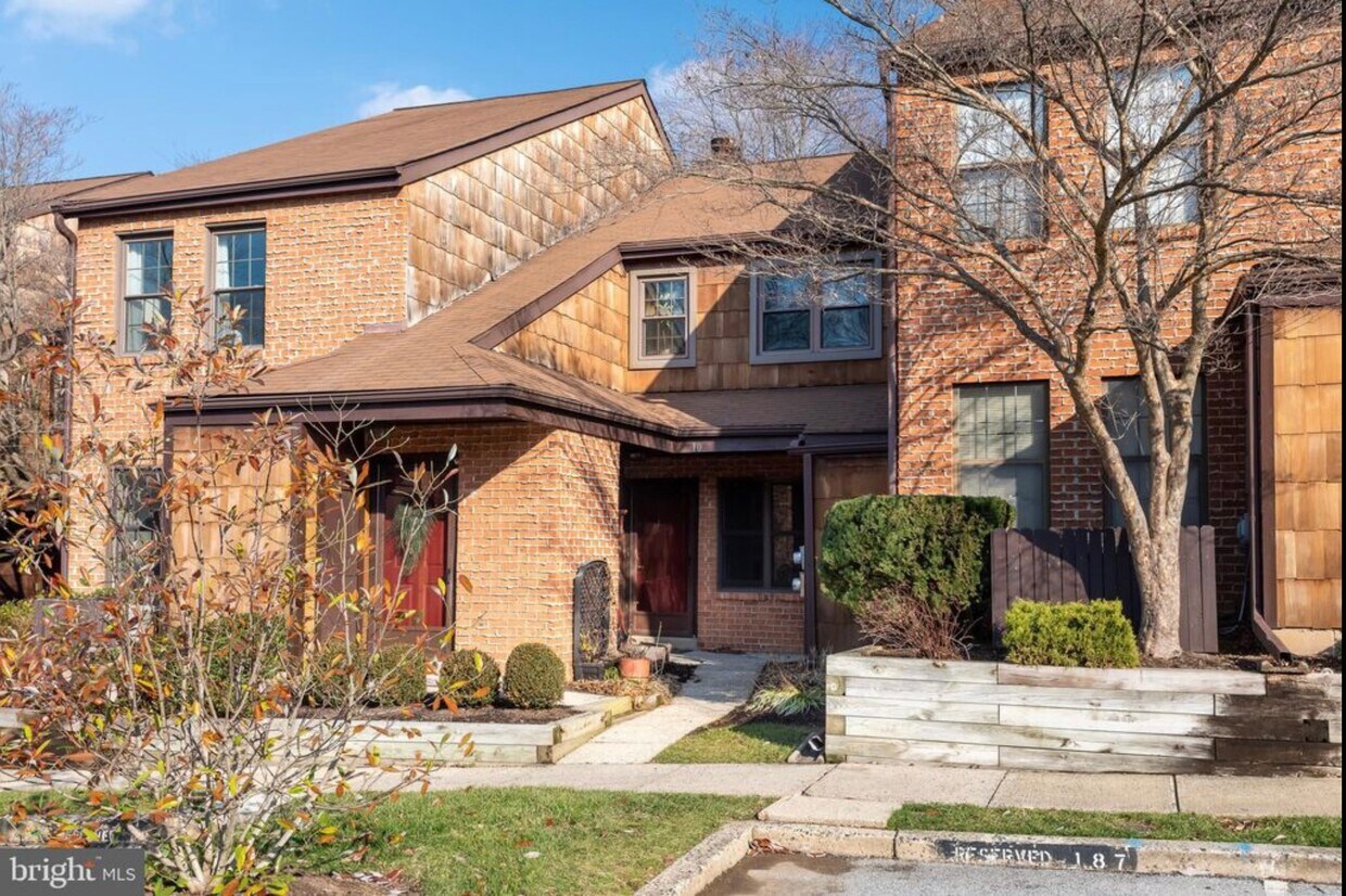 Primary Photo - 10 Rittenhouse Ct