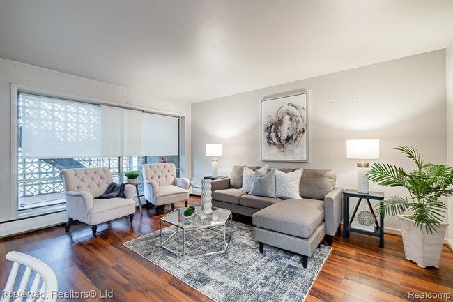 Building Photo - 1 br, 1 bath Condo - 15055 Hubbard St Apt 26