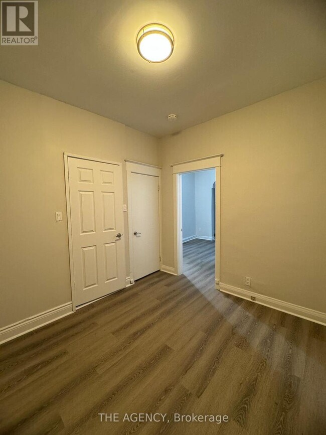 Building Photo - 133 John St S