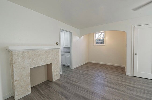 Building Photo - 915 E Ave E