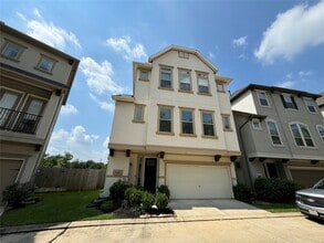 Building Photo - 2018 Royal Landing Dr
