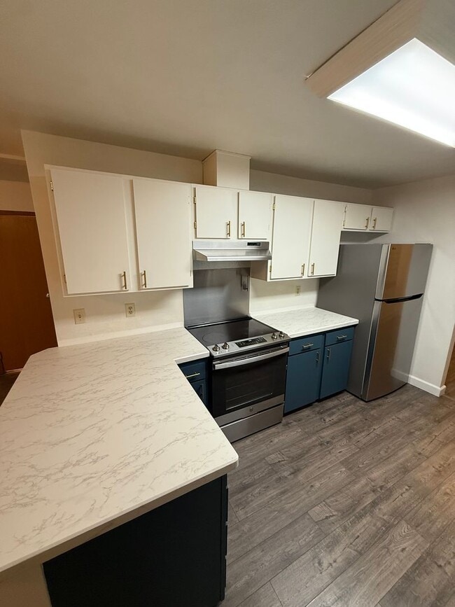 Building Photo - Spacious 4-bedroom / Heat included / 1 car garage