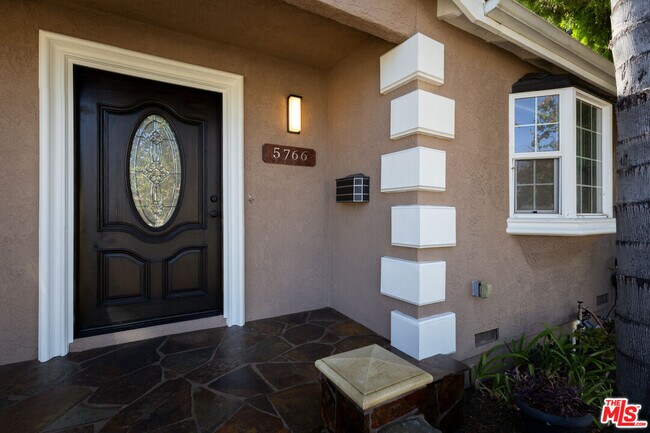 Foto del edificio - 5766 Newcastle Ave
