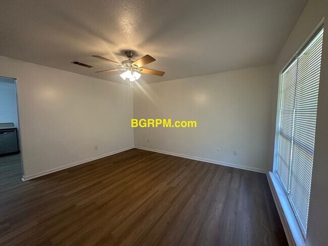 Foto del edificio - 3 BD 1 BA