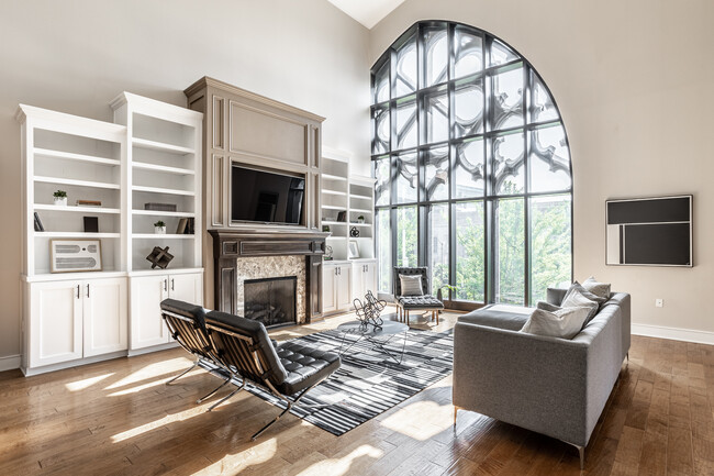 Foto del edificio - 802 N Meridian St