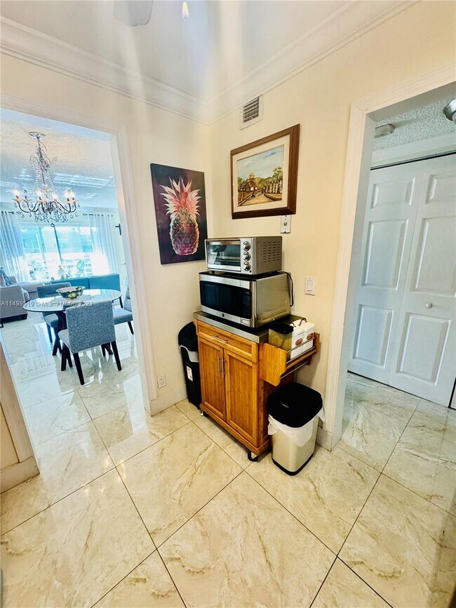 Foto del edificio - 3050 Sunrise Lakes Dr E