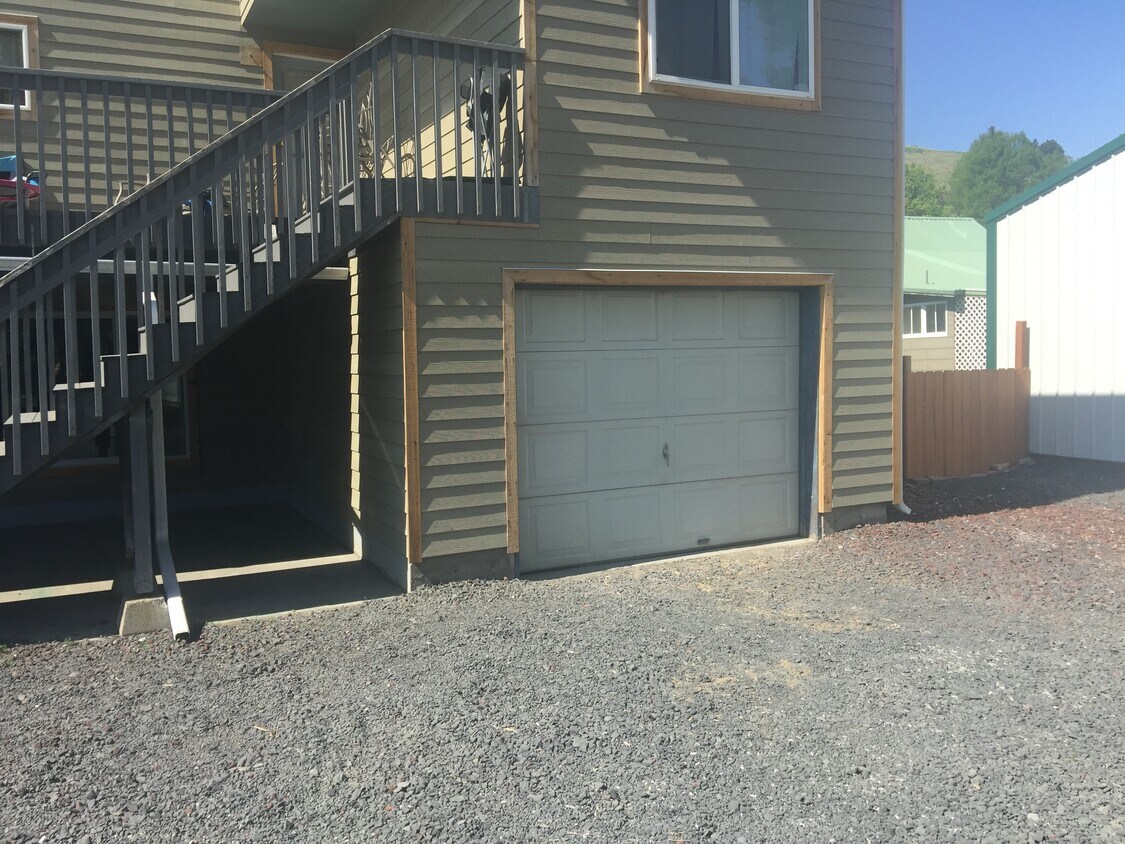 1804 N Oak St Unit lower, Colfax, WA 99111 Apartments in Colfax, WA