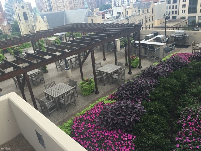 Building Photo - 1 br, 1 bath Condo - 30 E Huron St APT 1106