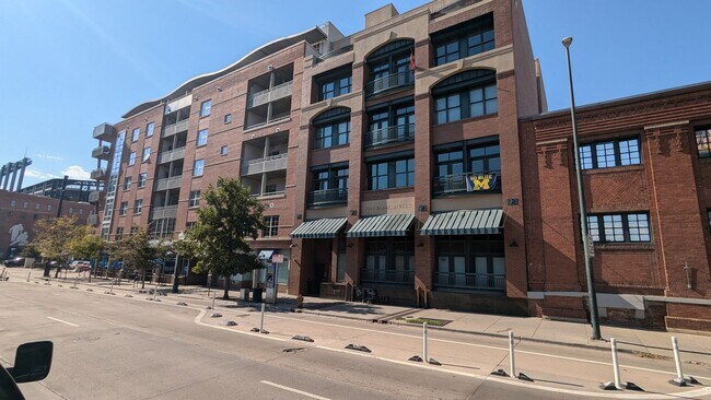 FANTASTIC LUXURY CONDO IN BALLPARK NEXT TO... - FANTASTIC LUXURY CONDO IN BALLPARK NEXT TO...