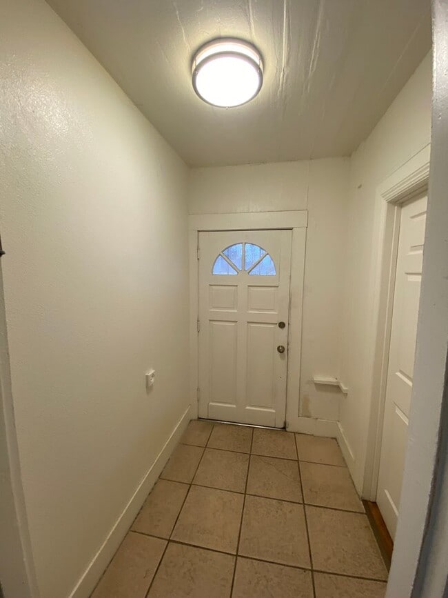 Building Photo - Beautiful small house