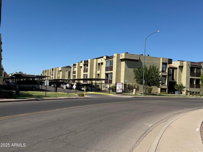 Foto del edificio - 461 W Holmes Ave