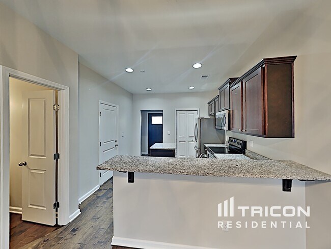 Foto del edificio - 409 Riverwood Ct