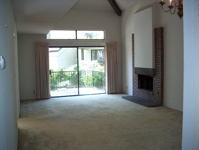 Living Room - 16921 Lakefront Cir