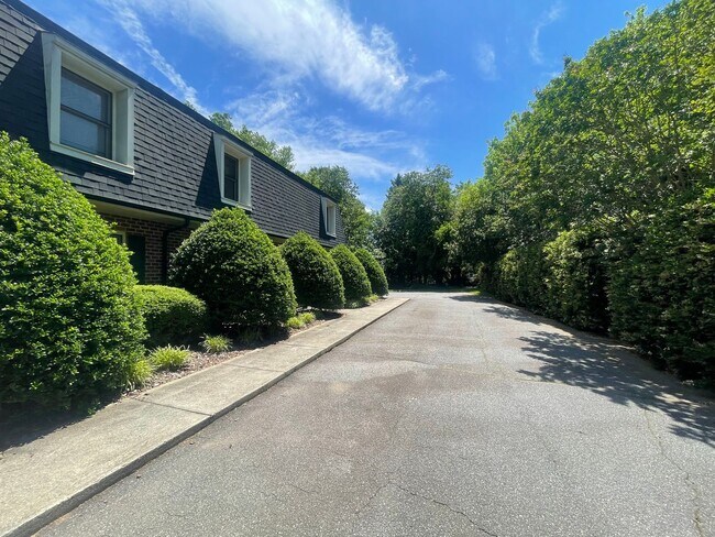 Foto del edificio - Charming & Private Townhouse in NW Hickory – 2BR, 1.5BA, Prime Location - No Pets
