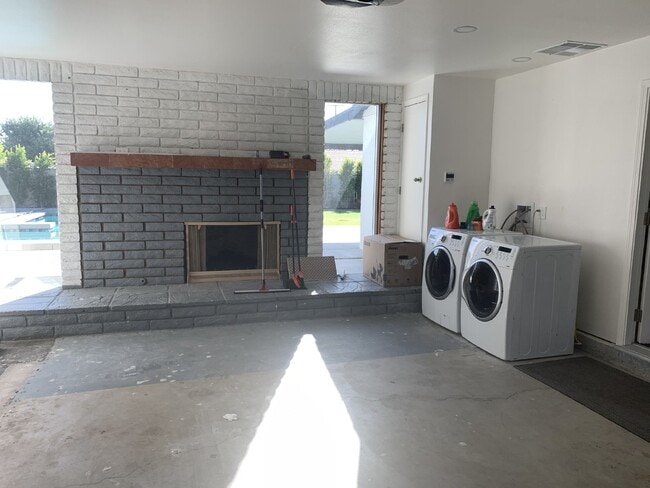 Building Photo - Fully Renovated Gem in the Desert