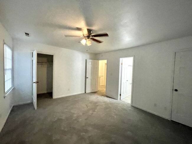 Building Photo - 3 bedroom townhome! Fenced backyard.