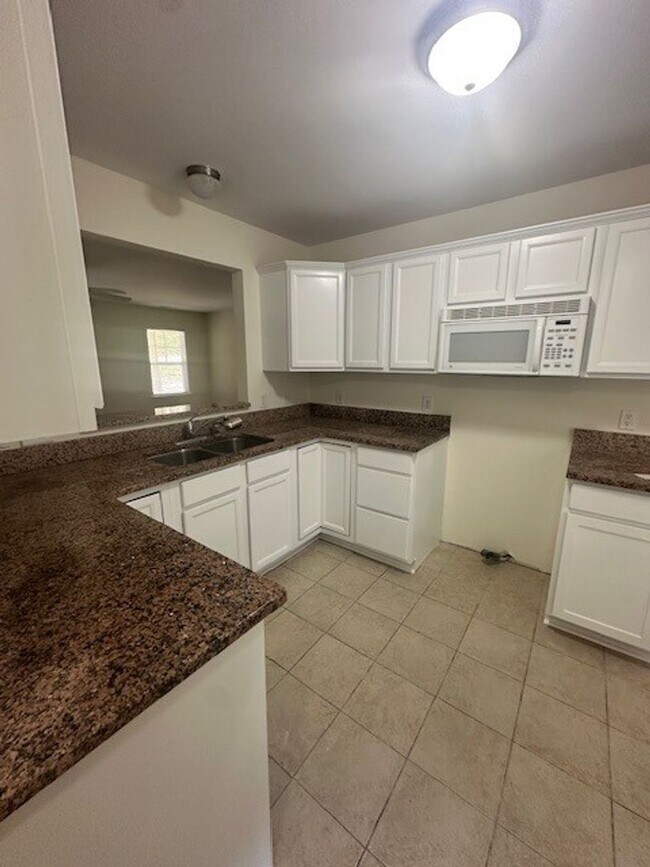Building Photo - 3 Bedroom Condo