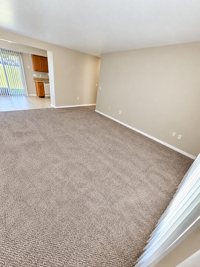 Building Photo - 1st Floor Condo w/ Large Living Room "New Carpet" "Freshly Painted" w/ Eat In Kitchen and All App...