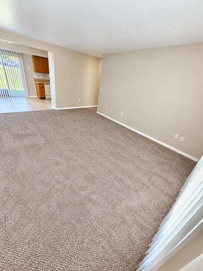 Foto del edificio - 1st Floor Condo w/ Large Living Room "New Carpet" "Freshly Painted" w/ Eat In Kitchen and All App...