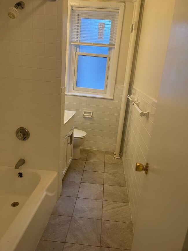 Foto del edificio - RENOVATED Top floor 3 BED IN Packards Corner  BU AREA  Equal size rooms  1 FREE MONTH