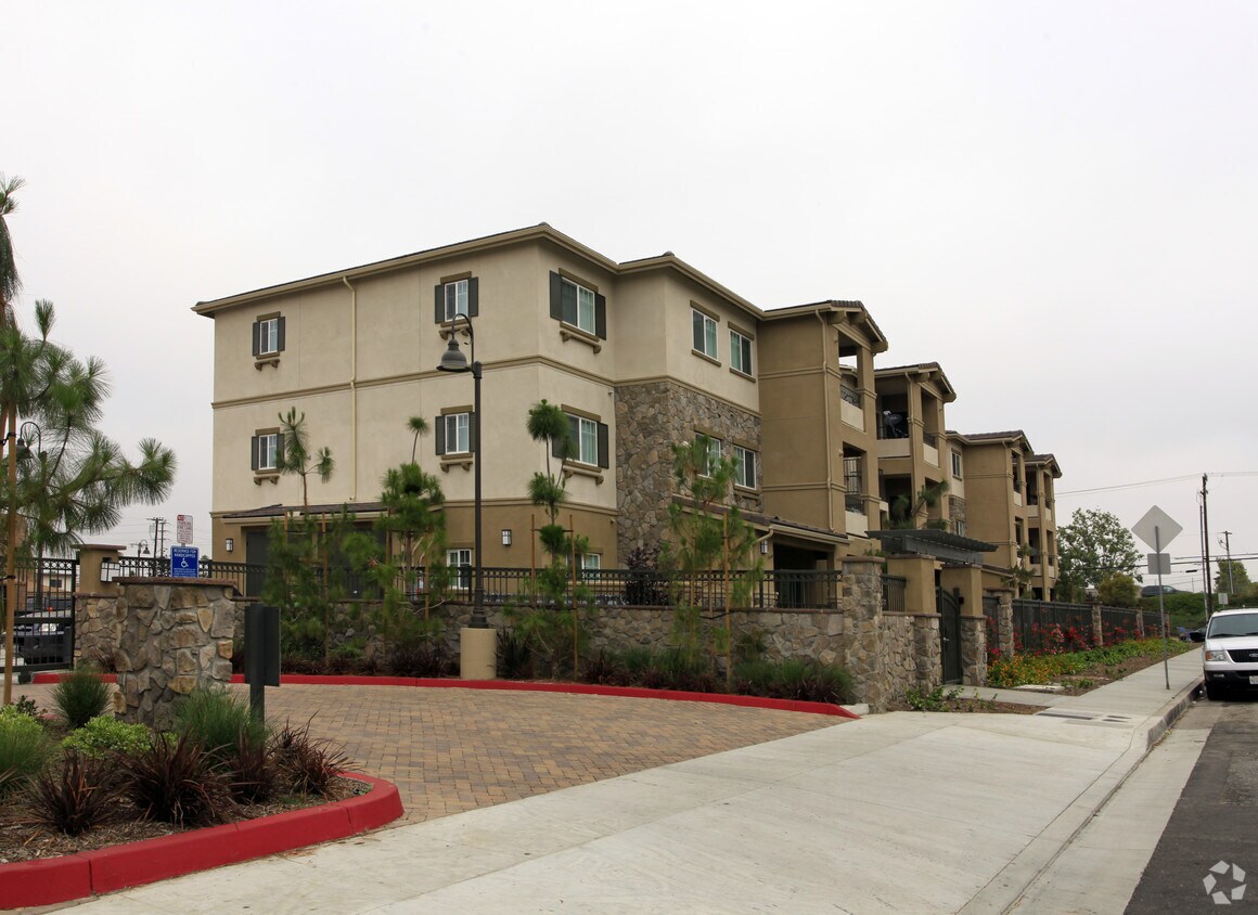 Foto del edificio - Serrano Woods Apartments