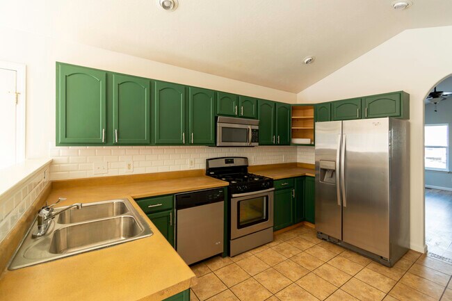 Foto del edificio - 153 Meadow Brook Rd