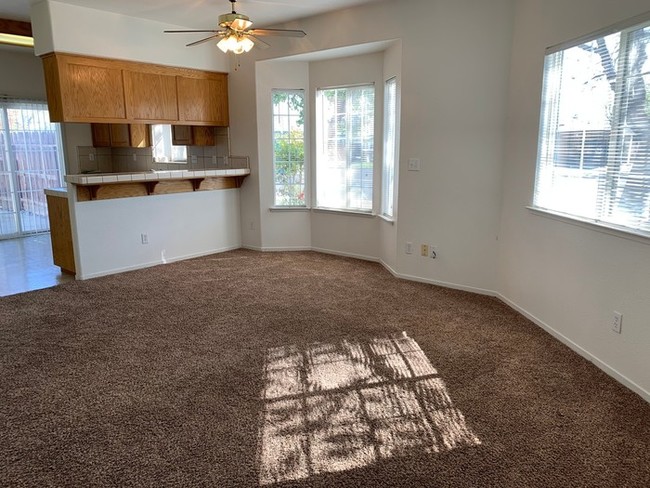 Building Photo - Hanford apartment available on Jana Way!