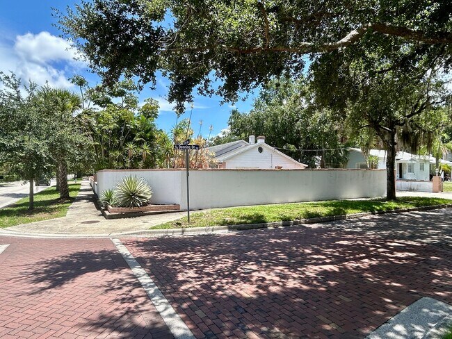 Building Photo - Charming Winter Park Retreat with Private Pool – Lawn & Pool Care Included in the RENT!