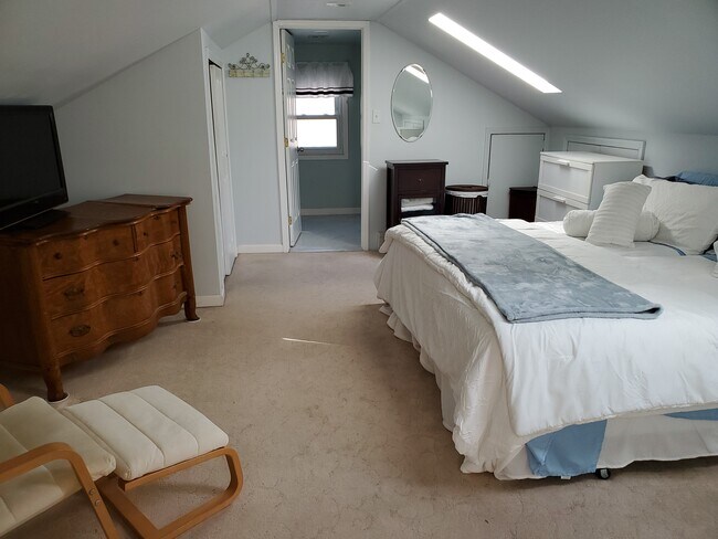 Bedroom - 40 Roseville Ave