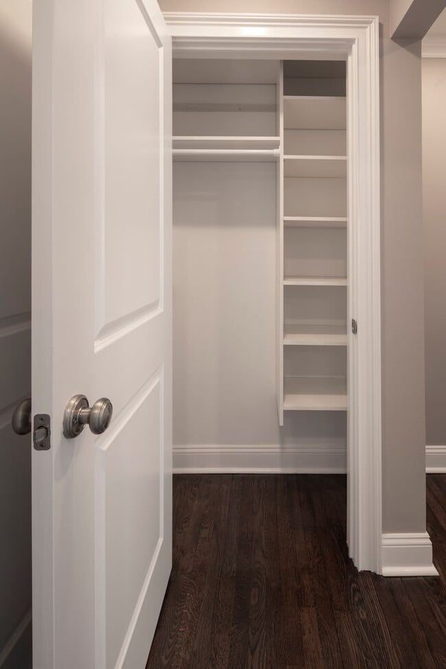 Foto del interior - Regency Manor: In-Unit Washer & Dryer, Col...