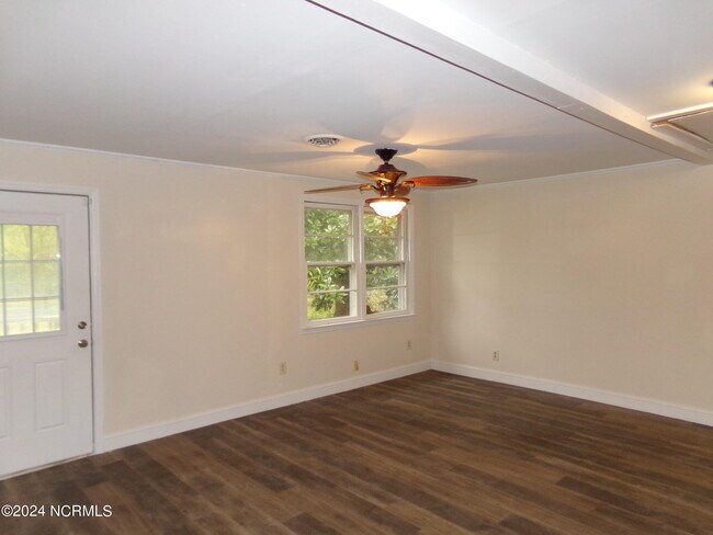 Building Photo - 905 Sunset Dr
