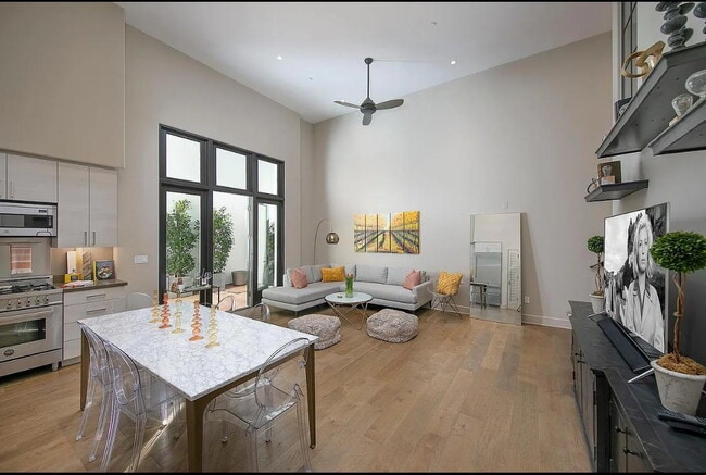 Foto del edificio - "Charming 1-Bed Retreat with Hardwood Eleg...