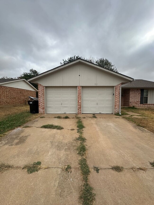 Building Photo - 910 Craig Dr