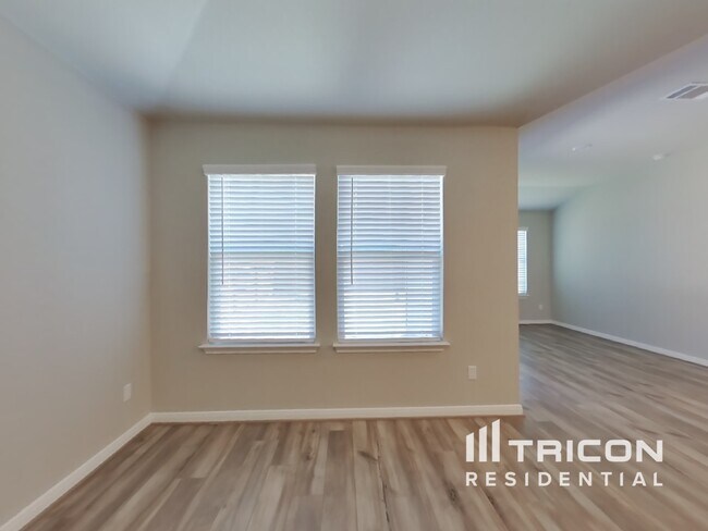 Foto del edificio - 13698 Paxton Blvd