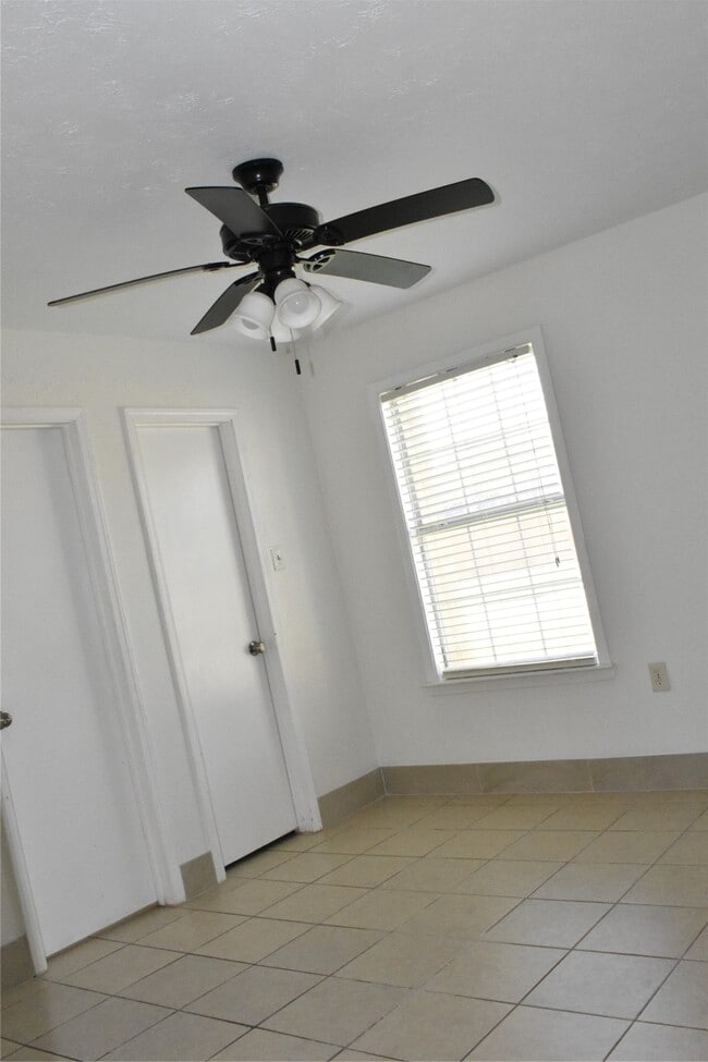 Building Photo - 7215 Caracas Dr