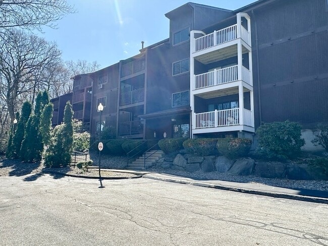 Building Photo - 340 Sunderland Rd