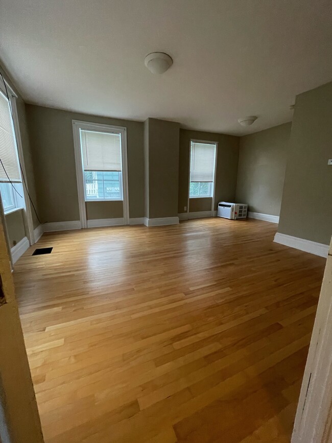 Large living room - 13 Center St