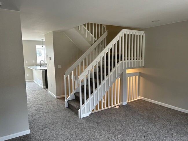 Building Photo - 2 Bedroom 2.5 Bathroom Townhome AVAILABLE ...