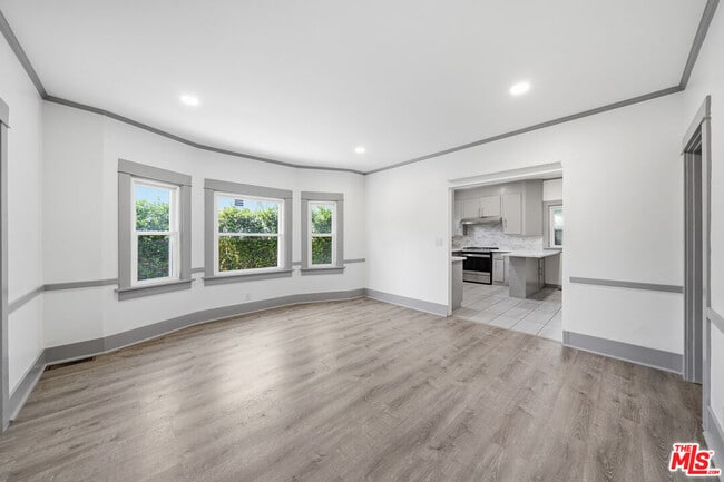 Building Photo - 613 N Lucerne Blvd