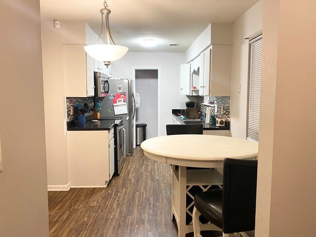 Building Photo - 478 Elm St