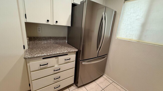 Building Photo - Spacious 2 Bdrm, 2 Bath Condo with 2 car g...